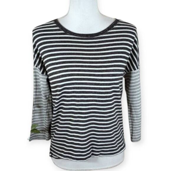 OLD NAVY BLACK & GRAY STRIPE T-SHIRT 3 1/4 Sleeve SZ.XS EUC.  GORGEOUS T-SHIRT I - Picture 1 of 3